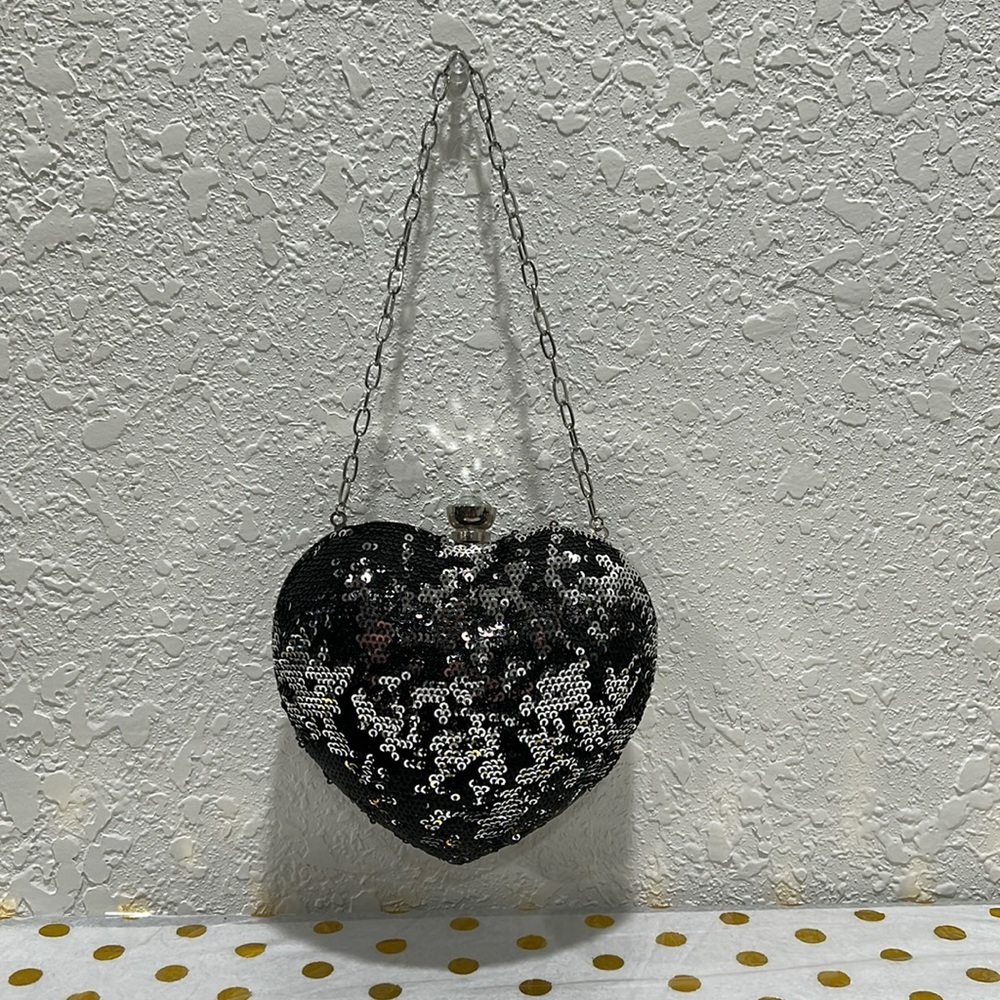EXPRESSIONS NYC Beautiful Heart Shape purse GUC